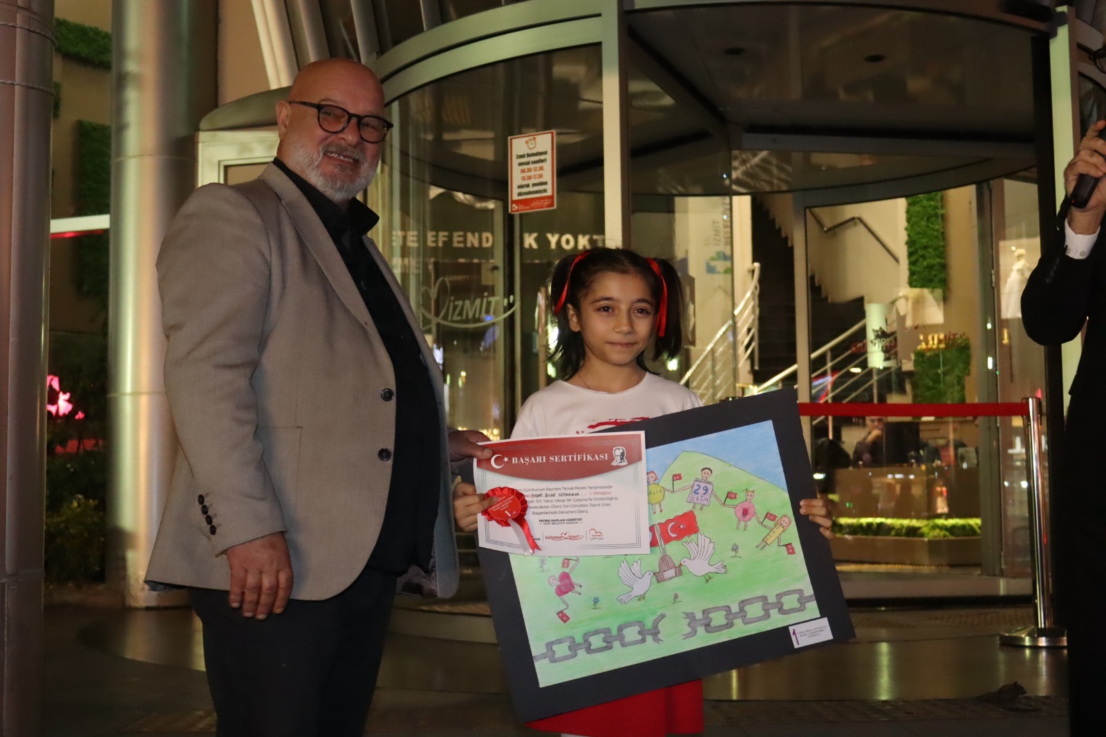 İzmit Belediyesi, ‘Cumhuriyet’ temalı yarışmada dereceye girenlere ödüllerini verdi (9)