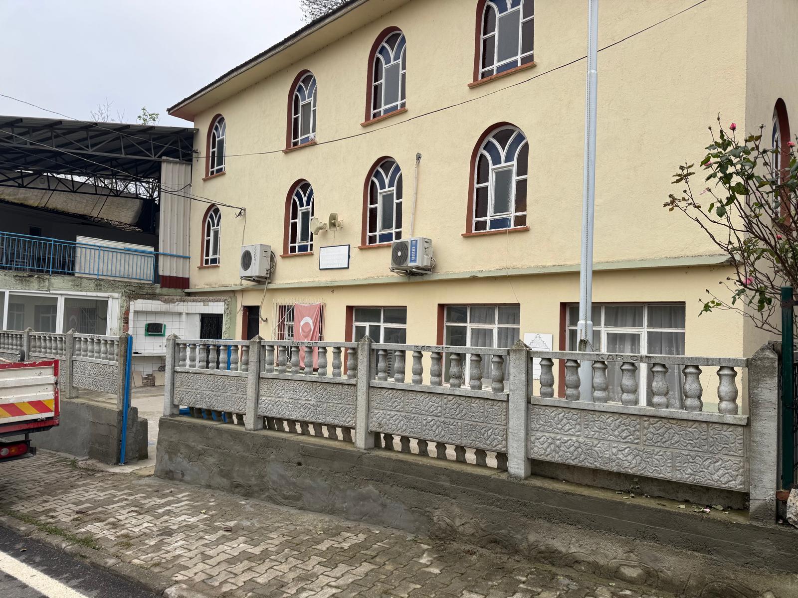 İzmit Belediyesinden Bulduk Piroğlu Camii’ne sundurma (7)