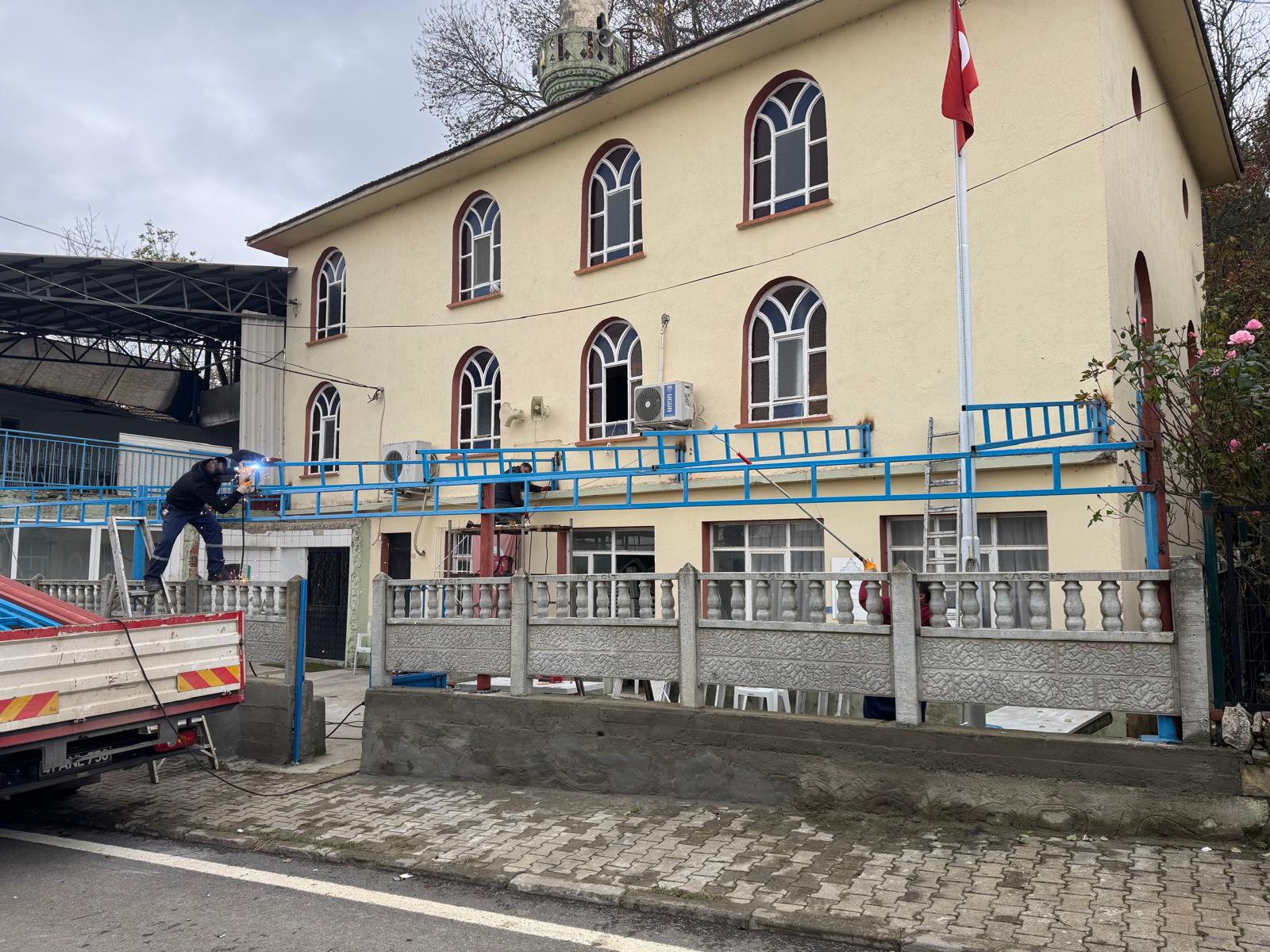 İzmit Belediyesinden Bulduk Piroğlu Camii’ne sundurma (8)