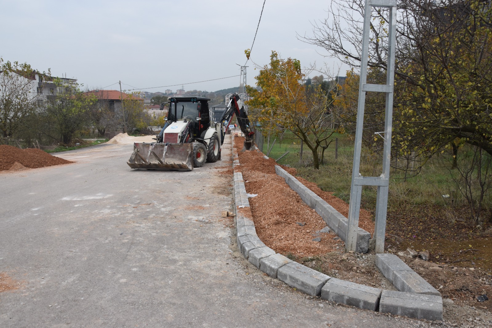 İzmit Belediyesinden Hatipköy’e yeni ve güvenli kaldırımlar (1)