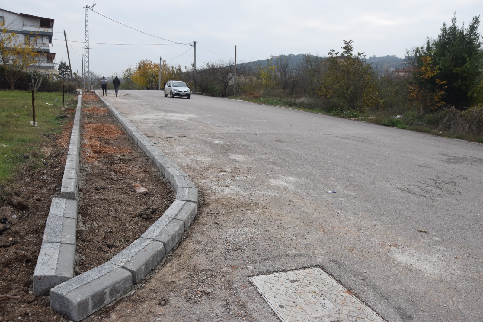 İzmit Belediyesinden Hatipköy’e yeni ve güvenli kaldırımlar (3)
