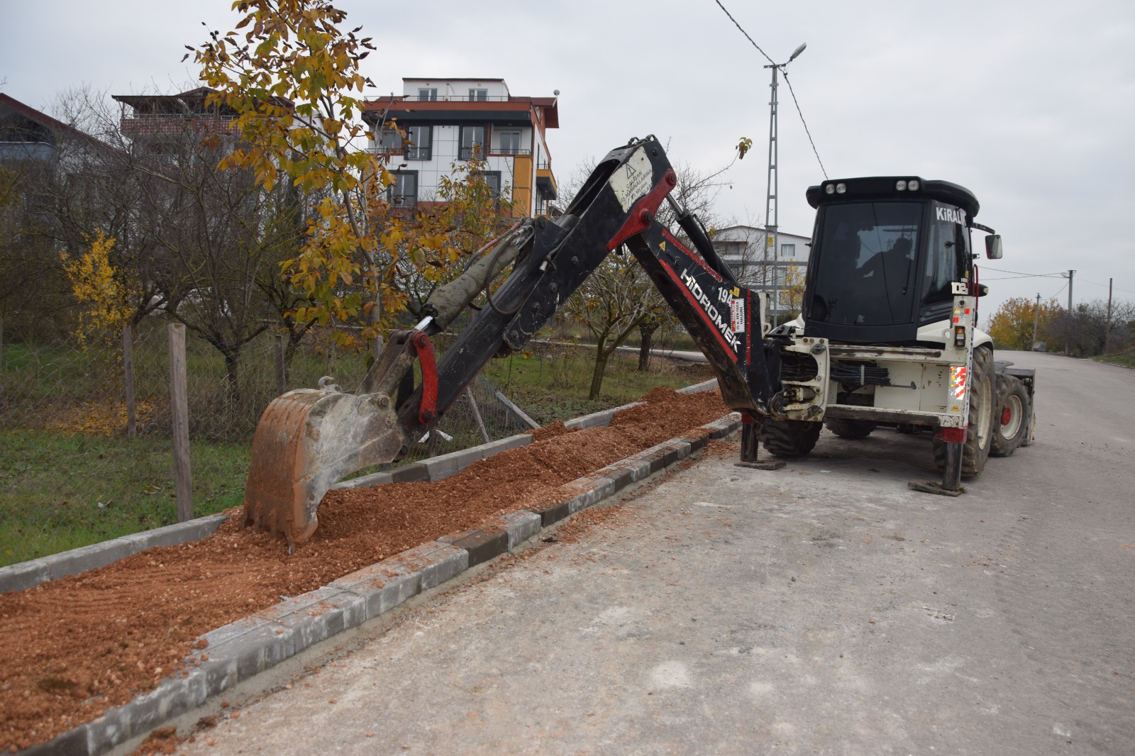 İzmit Belediyesinden Hatipköy’e yeni ve güvenli kaldırımlar (4)
