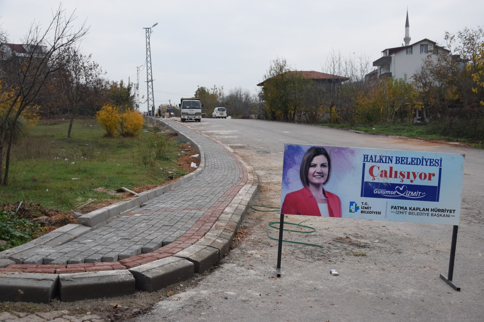 İzmit Belediyesinden Hatipköy’e yeni ve güvenli kaldırımlar (6)