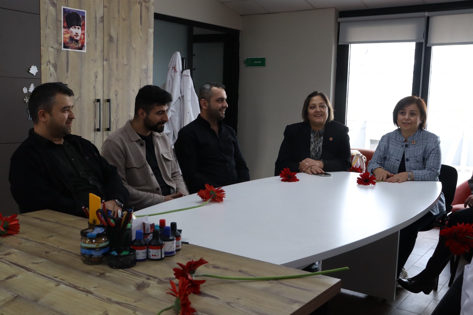 Izmit Belediyesinden ögretmenlere anlamli ziyaret (11)