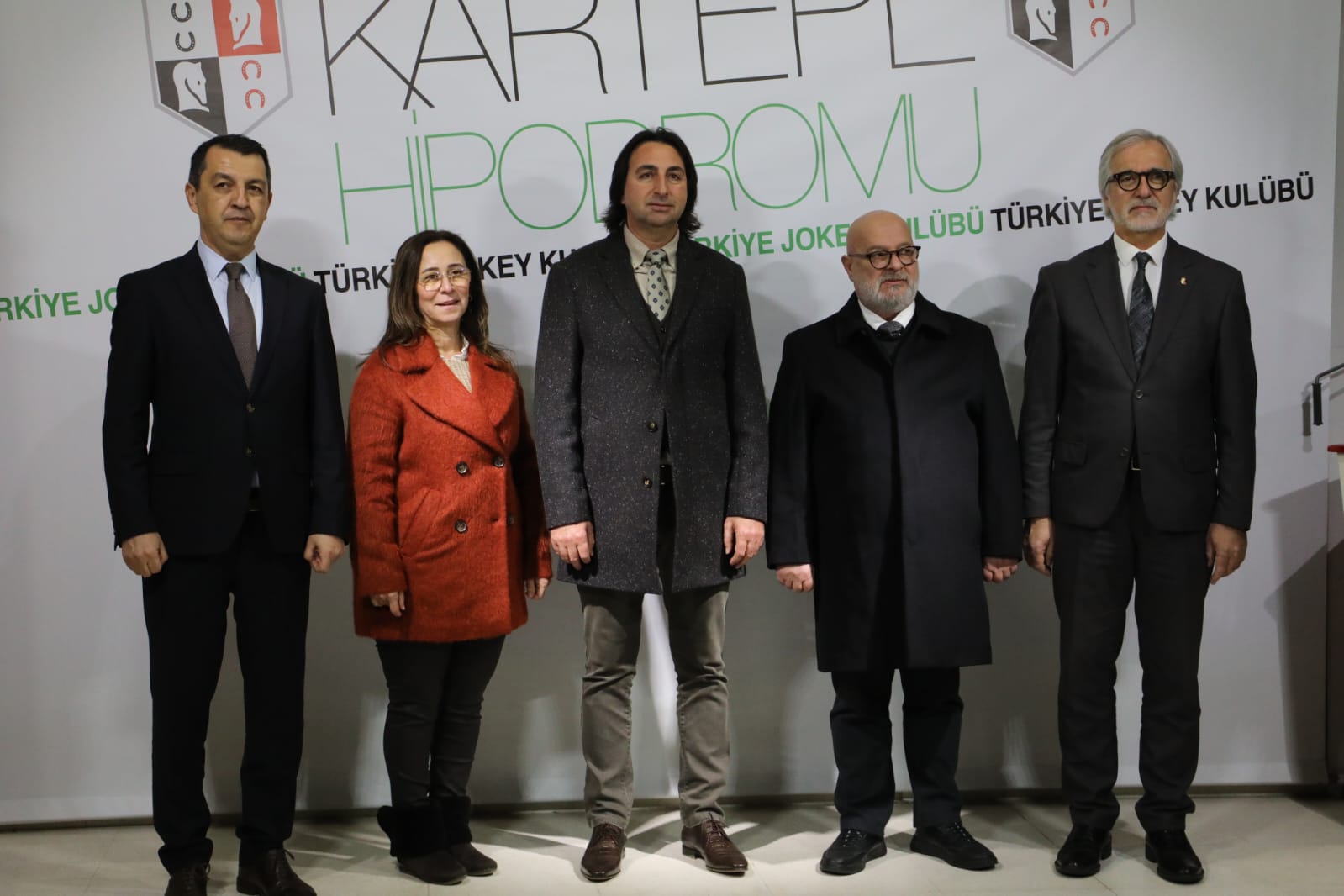İzmit Koşusu’nda galibiyet kupasını Yaşar Kardaş takdim etti (1)