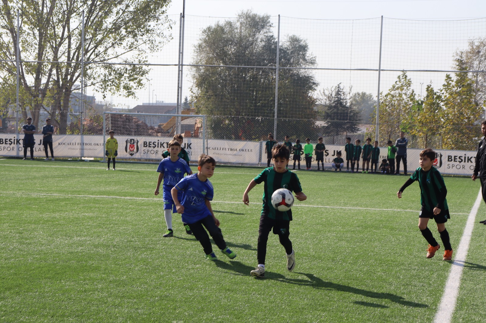Minik futbolcular Izmit Belediyesi Cumhuriyet Bayrami Futbol Söleninde doyasiya eglendi (1)