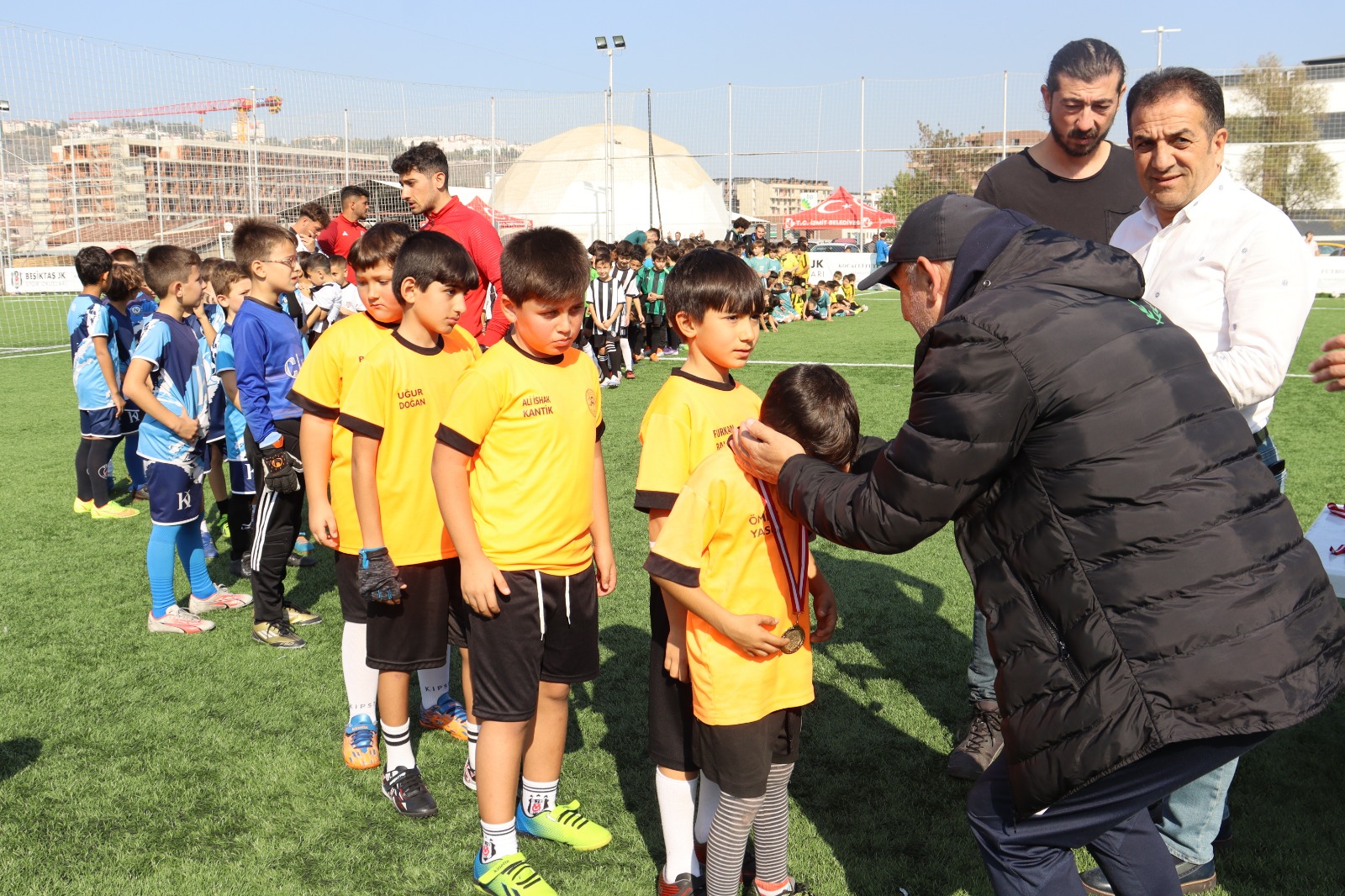 Minik futbolcular Izmit Belediyesi Cumhuriyet Bayrami Futbol Söleninde doyasiya eglendi (10)