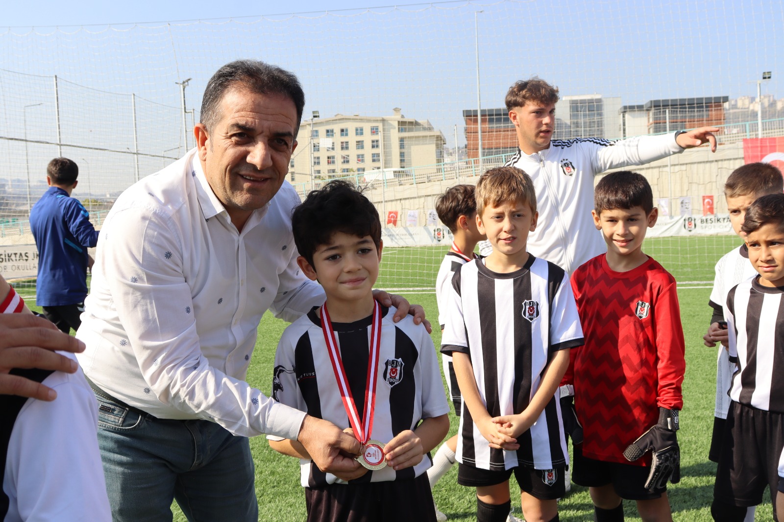 Minik futbolcular Izmit Belediyesi Cumhuriyet Bayrami Futbol Söleninde doyasiya eglendi (12)