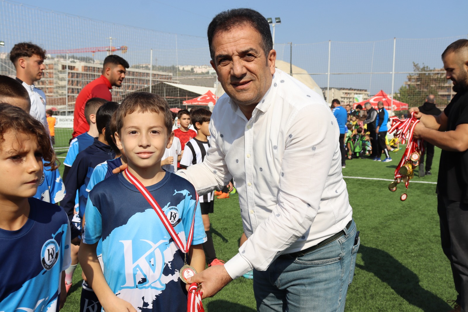 Minik futbolcular Izmit Belediyesi Cumhuriyet Bayrami Futbol Söleninde doyasiya eglendi (13)
