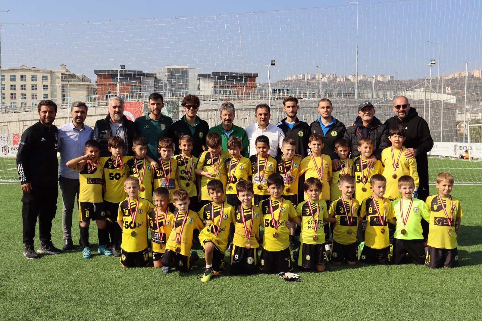 Minik futbolcular Izmit Belediyesi Cumhuriyet Bayrami Futbol Söleninde doyasiya eglendi (14)