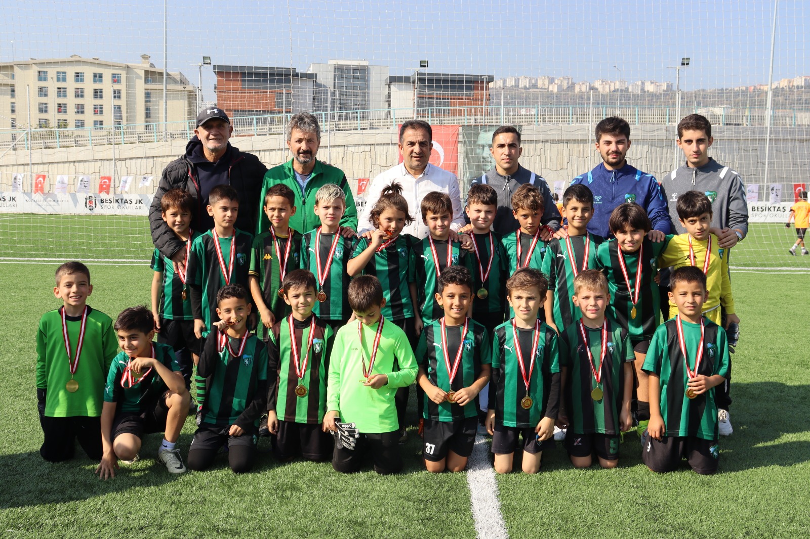 Minik futbolcular Izmit Belediyesi Cumhuriyet Bayrami Futbol Söleninde doyasiya eglendi (15)