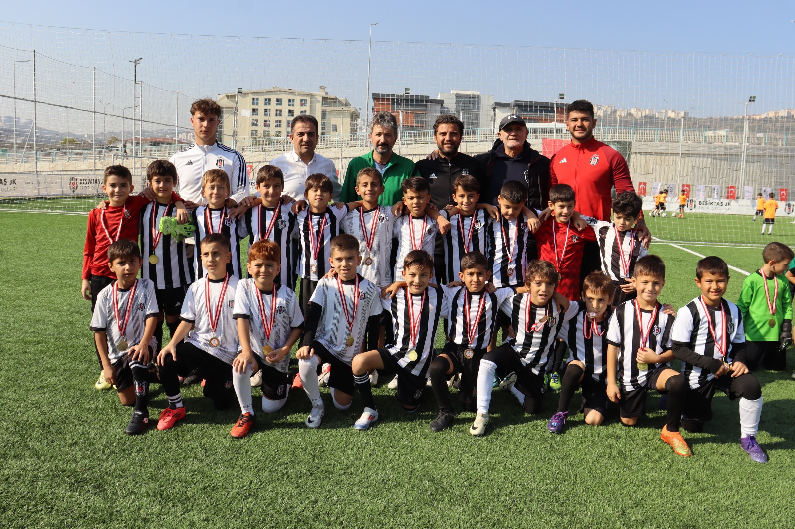 Minik futbolcular Izmit Belediyesi Cumhuriyet Bayrami Futbol Söleninde doyasiya eglendi (16)
