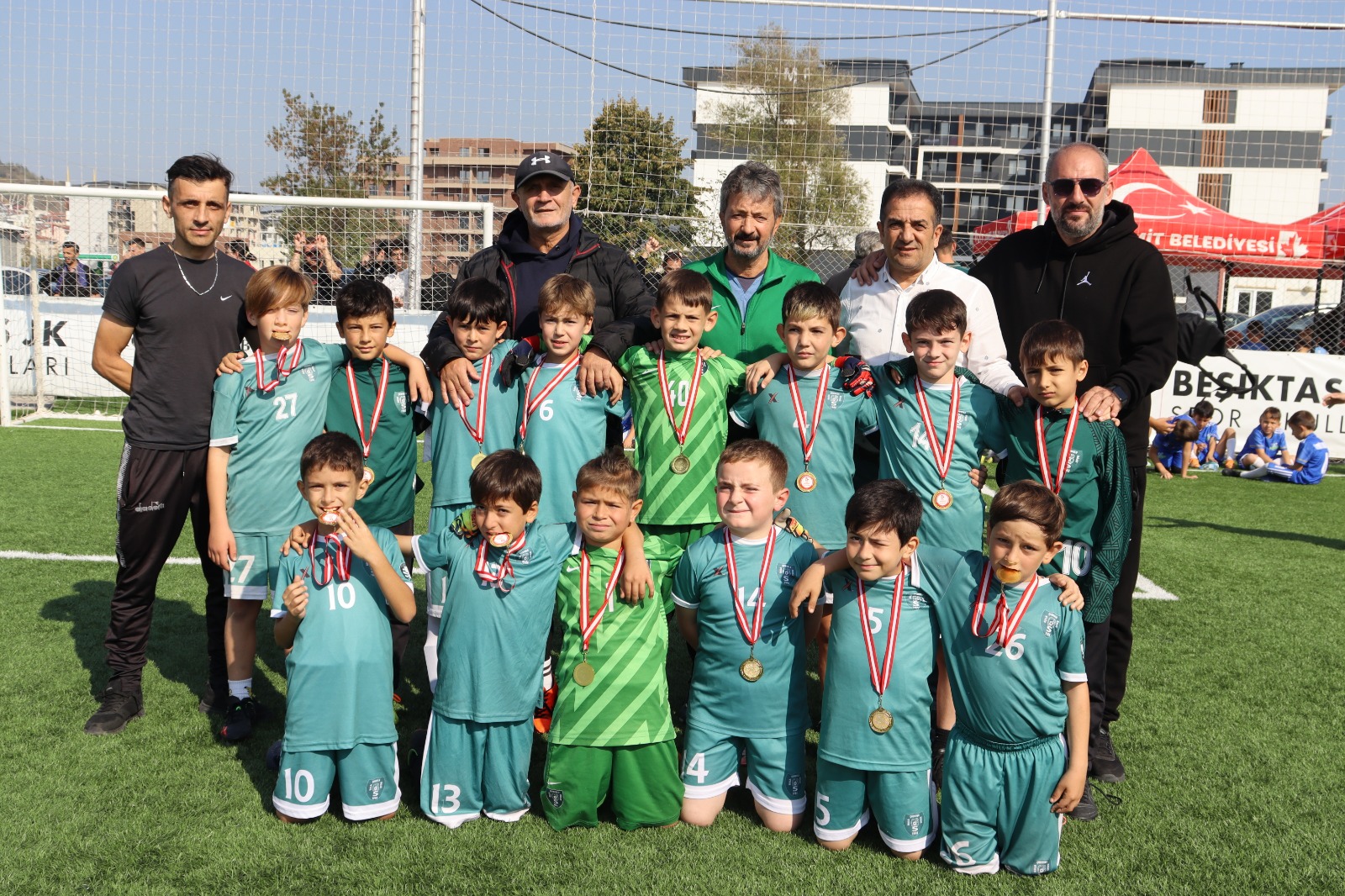Minik futbolcular Izmit Belediyesi Cumhuriyet Bayrami Futbol Söleninde doyasiya eglendi (17)