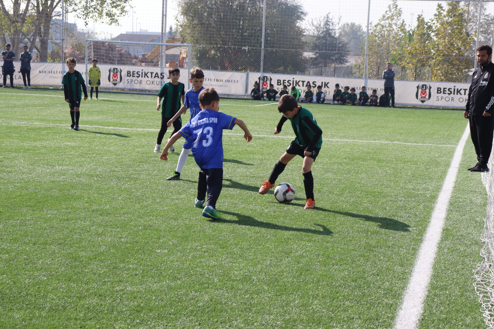 Minik futbolcular Izmit Belediyesi Cumhuriyet Bayrami Futbol Söleninde doyasiya eglendi (2)