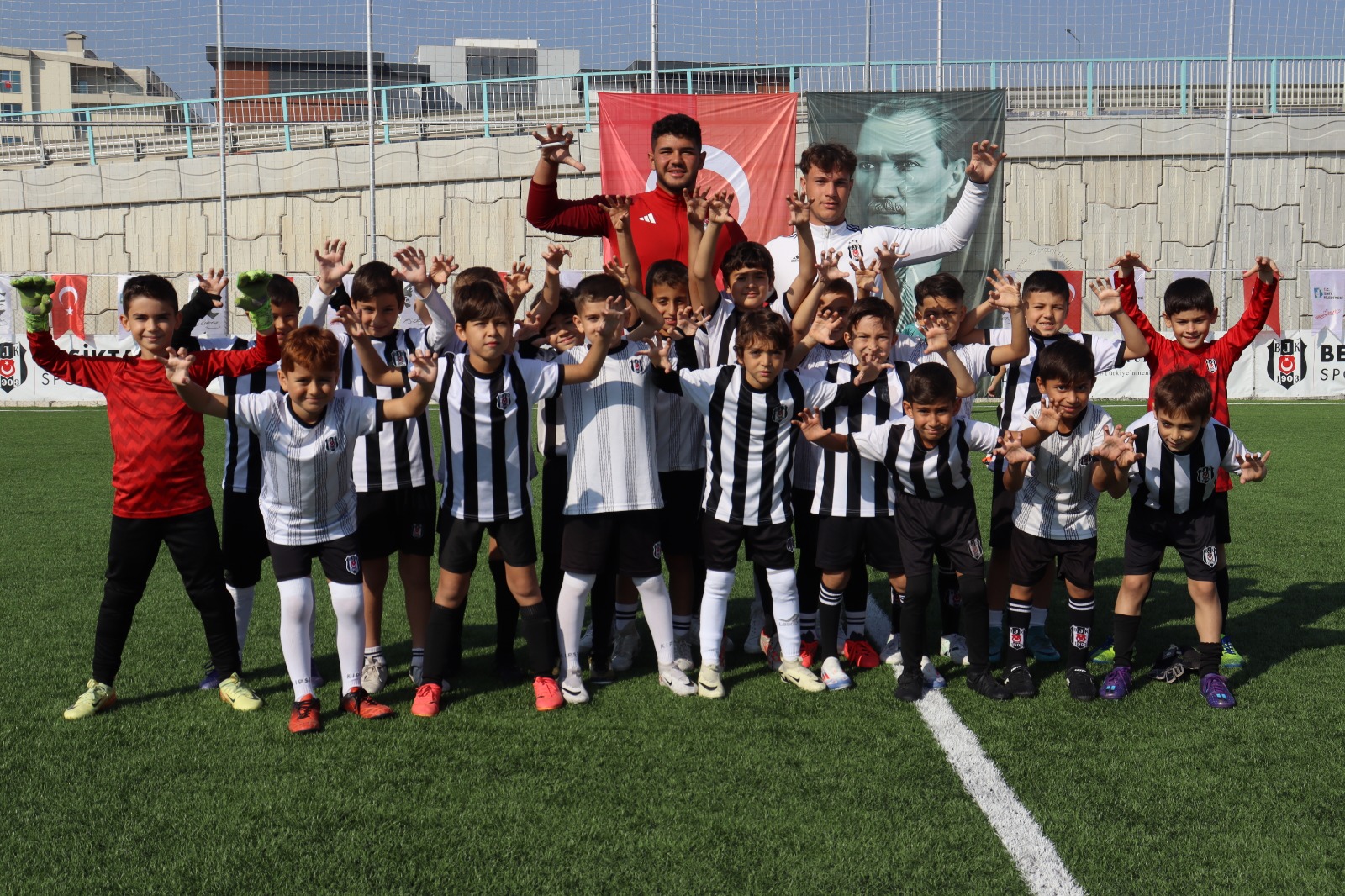 Minik futbolcular Izmit Belediyesi Cumhuriyet Bayrami Futbol Söleninde doyasiya eglendi (3)