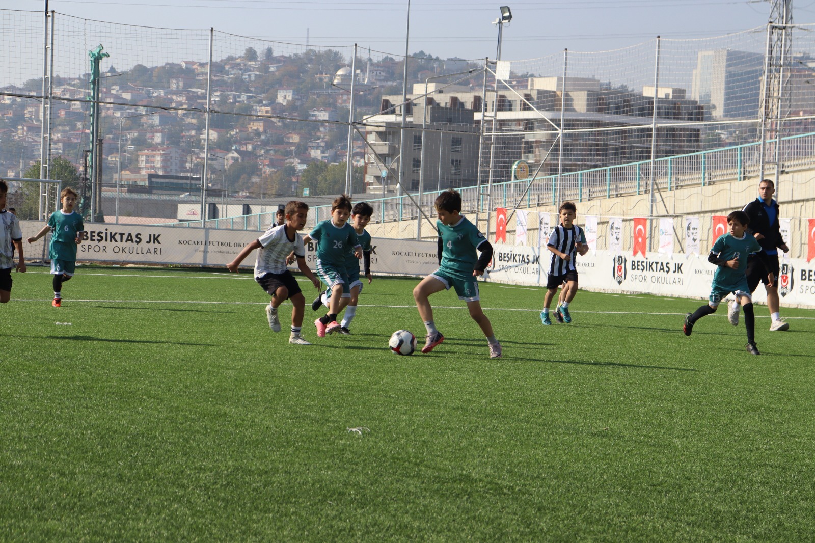 Minik futbolcular Izmit Belediyesi Cumhuriyet Bayrami Futbol Söleninde doyasiya eglendi (4)