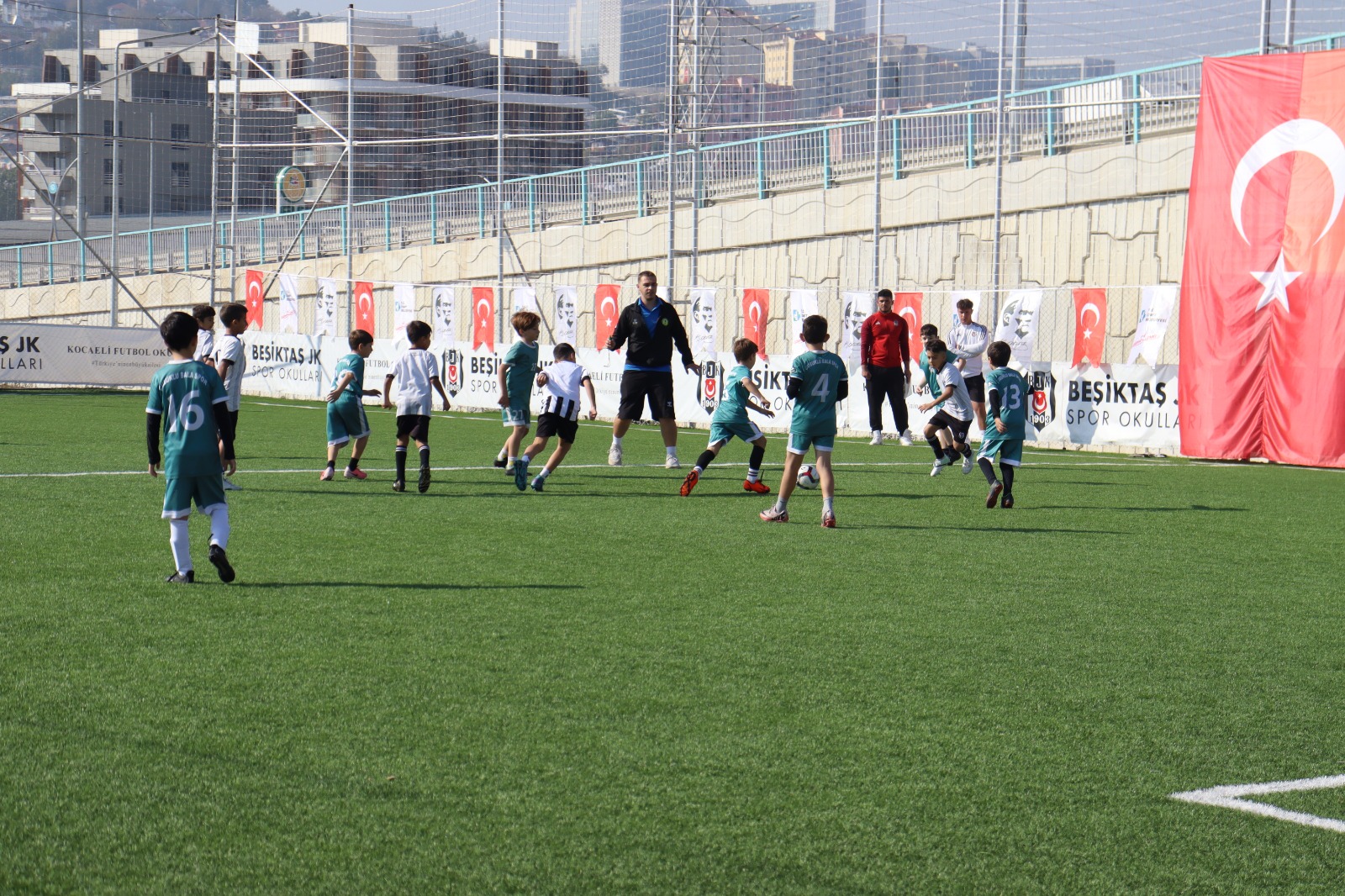 Minik futbolcular Izmit Belediyesi Cumhuriyet Bayrami Futbol Söleninde doyasiya eglendi (5)