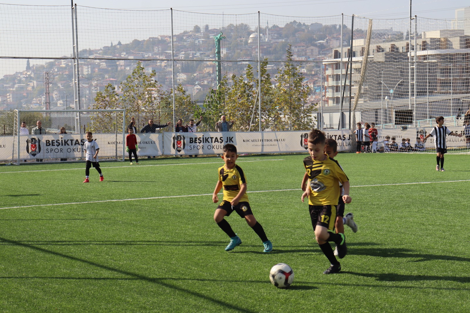 Minik futbolcular Izmit Belediyesi Cumhuriyet Bayrami Futbol Söleninde doyasiya eglendi (6)