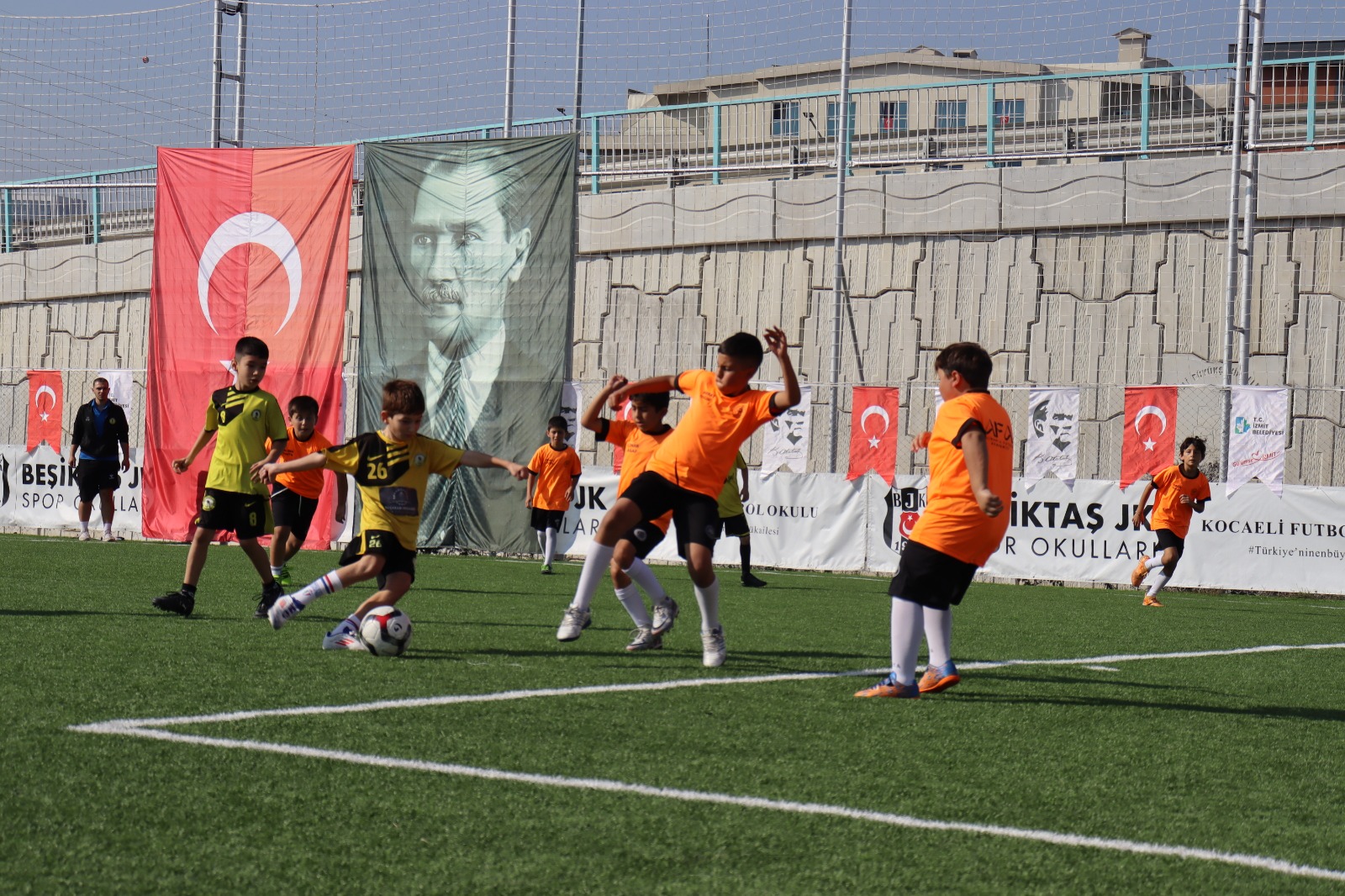 Minik futbolcular Izmit Belediyesi Cumhuriyet Bayrami Futbol Söleninde doyasiya eglendi (7)