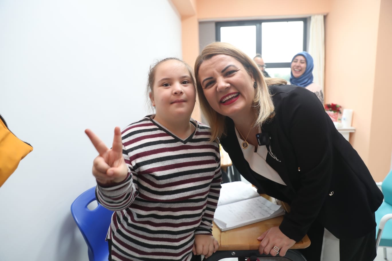 Başkan Hürriyet, sevgi ve dayanışma dolu günde özel öğrencilerle buluştu (4)