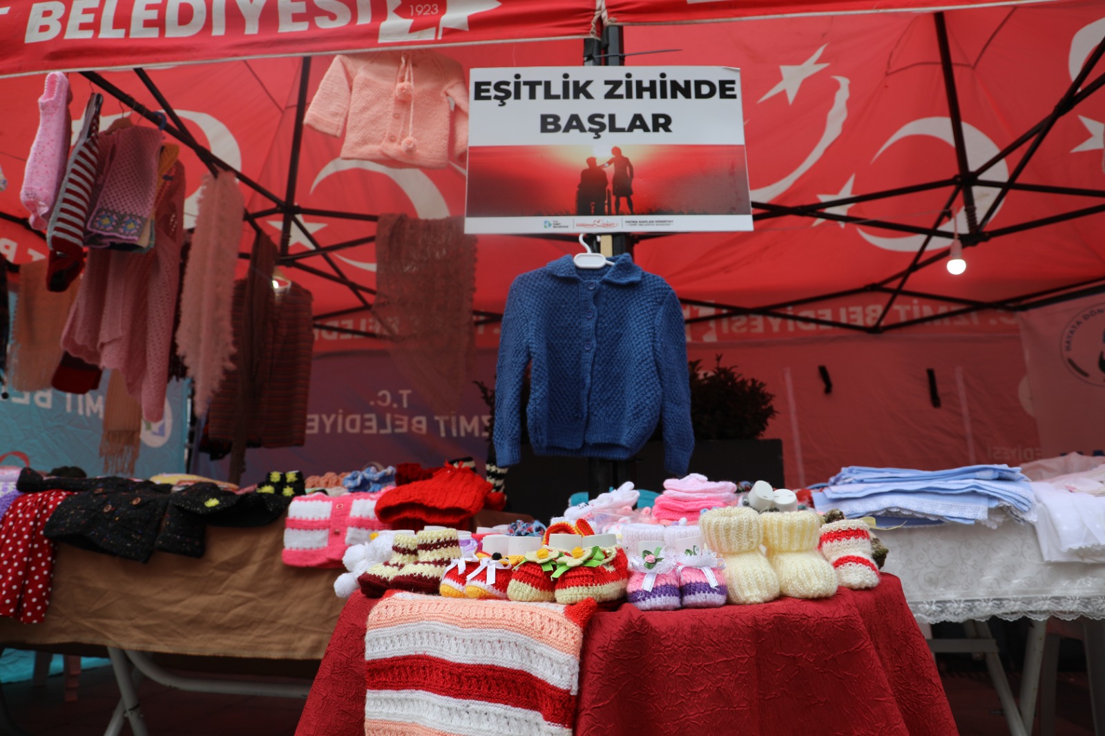 Engelliler Günü el emeği stantları İzmit Belediyesi önünde vatandaşları bekliyor (2)