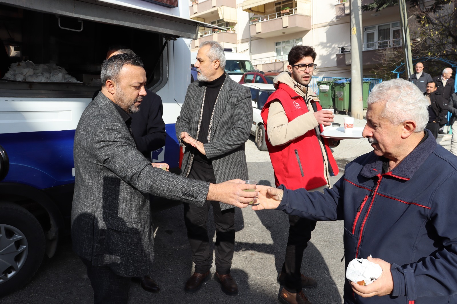 Izmit Belediyesi, Cuma Namazi sonrasi Oguz Camii cemaati ile bir araya geldi (11)