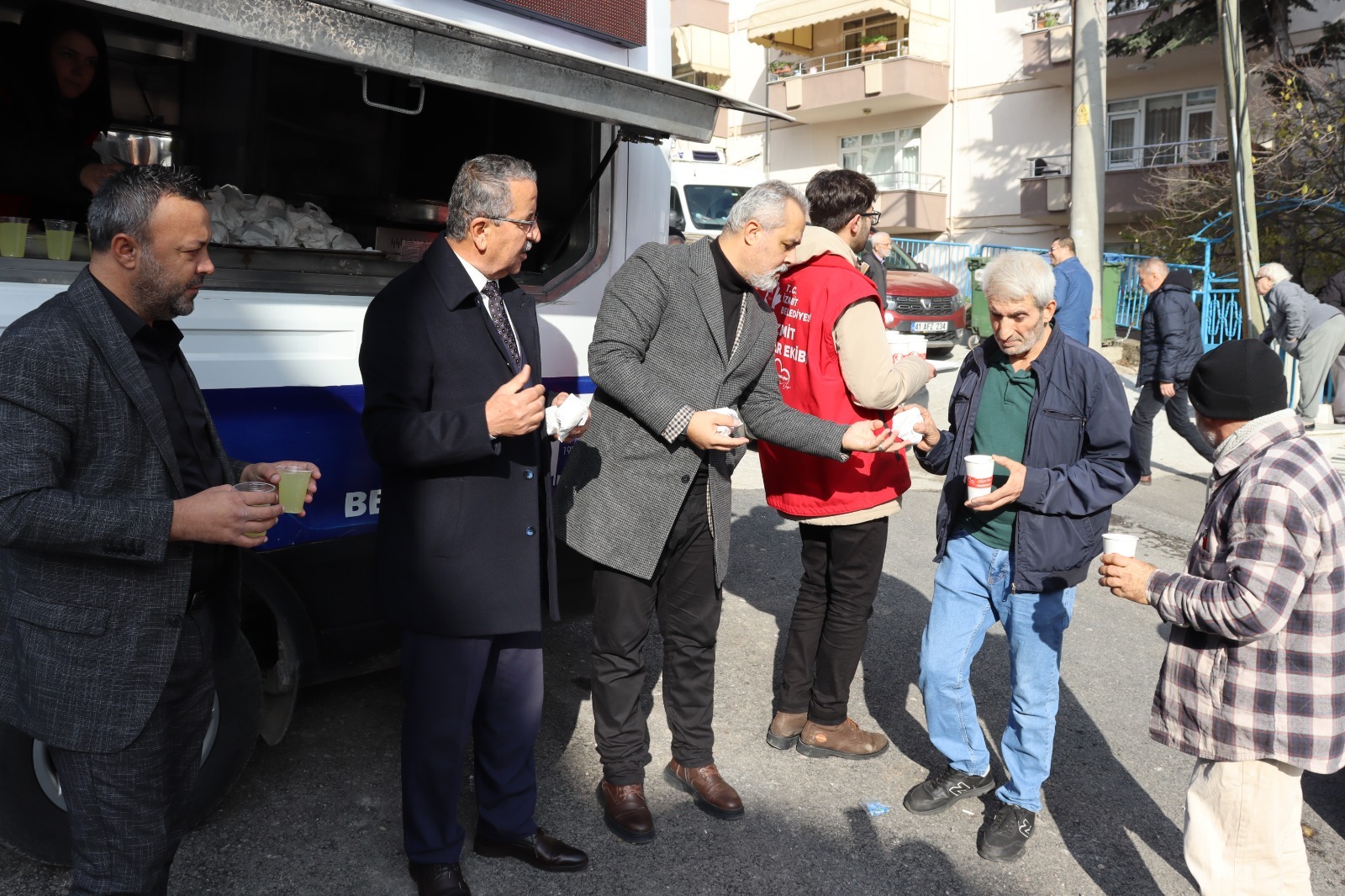 Izmit Belediyesi, Cuma Namazi sonrasi Oguz Camii cemaati ile bir araya geldi (2)
