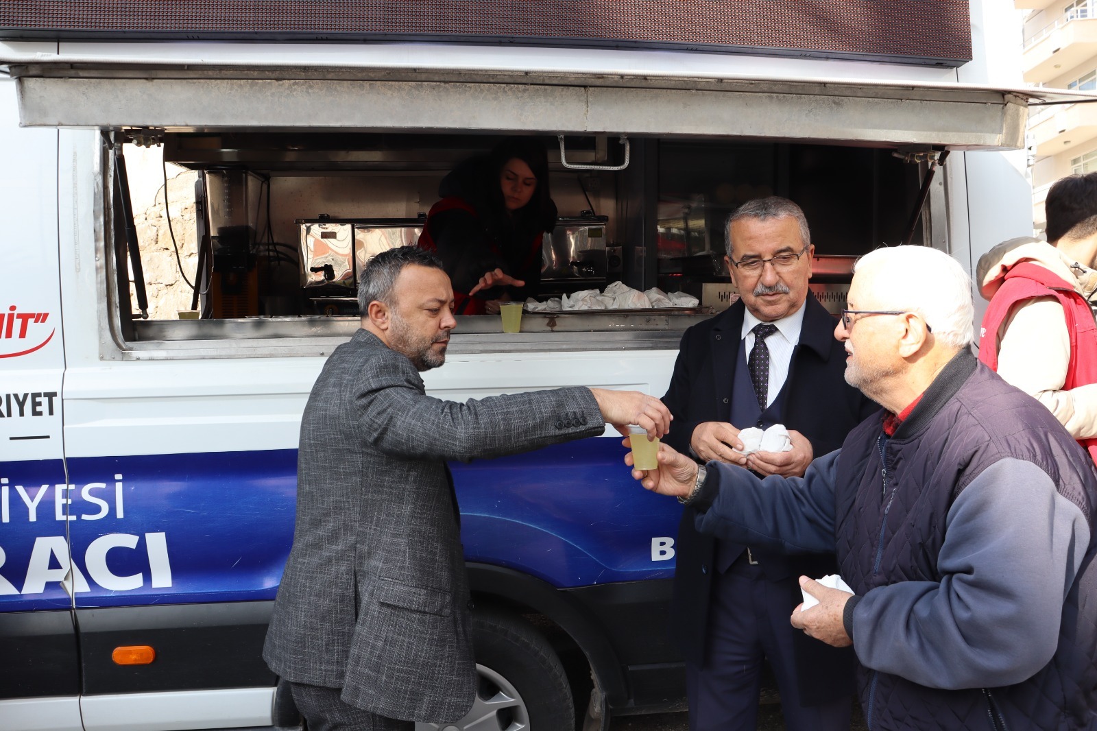Izmit Belediyesi, Cuma Namazi sonrasi Oguz Camii cemaati ile bir araya geldi (3)