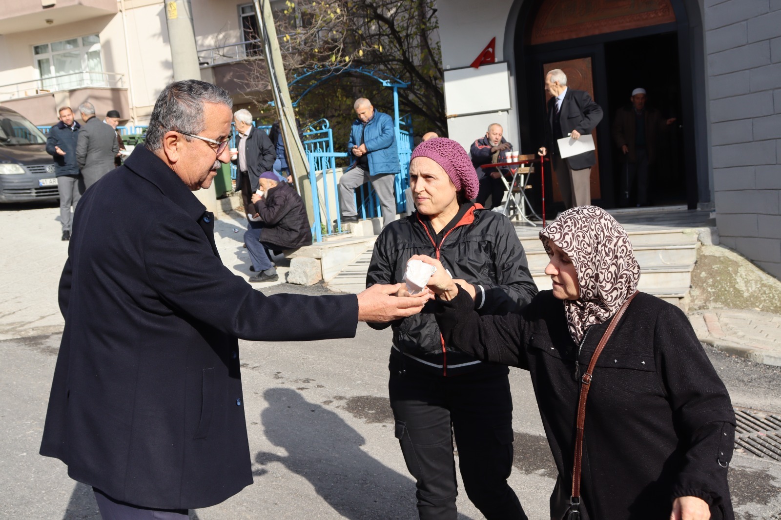 Izmit Belediyesi, Cuma Namazi sonrasi Oguz Camii cemaati ile bir araya geldi (5)