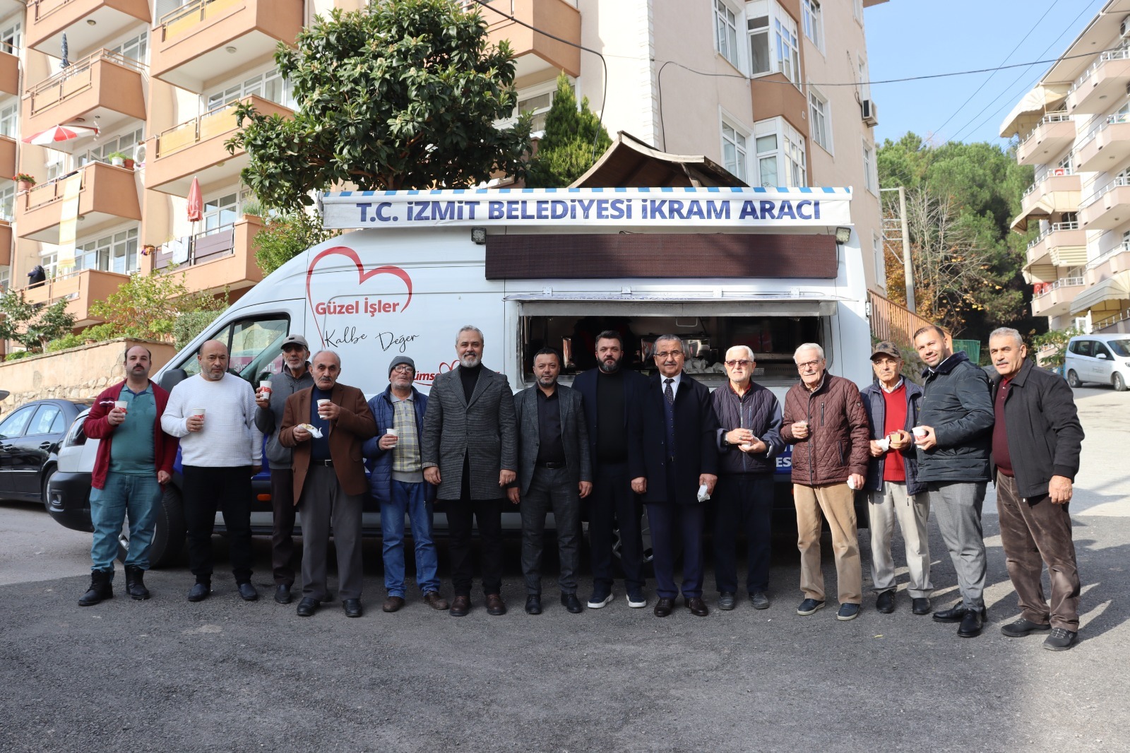 Izmit Belediyesi, Cuma Namazi sonrasi Oguz Camii cemaati ile bir araya geldi (6)