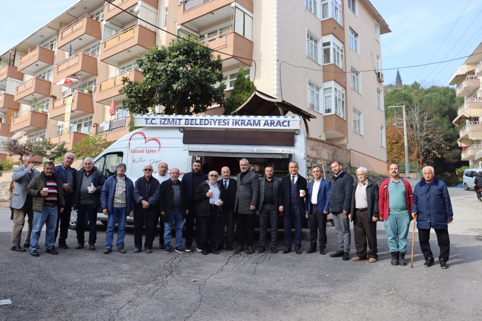 Izmit Belediyesi, Cuma Namazi sonrasi Oguz Camii cemaati ile bir araya geldi (8)