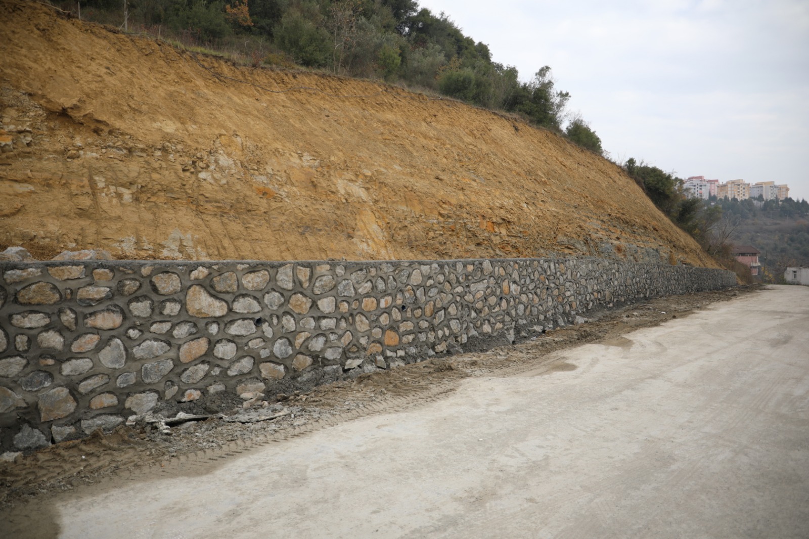 Izmit Belediyesi Gündogdu'da 100 metrelik istinat duvari insa etti (1)