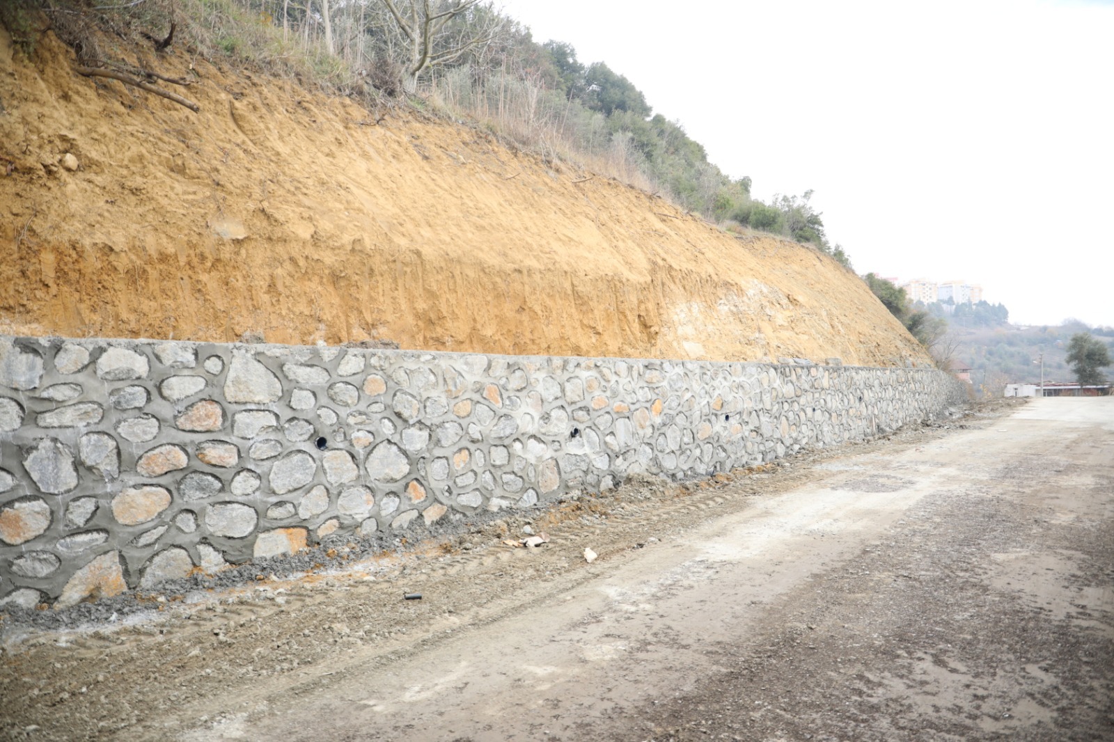 Izmit Belediyesi Gündogdu'da 100 metrelik istinat duvari insa etti (4)