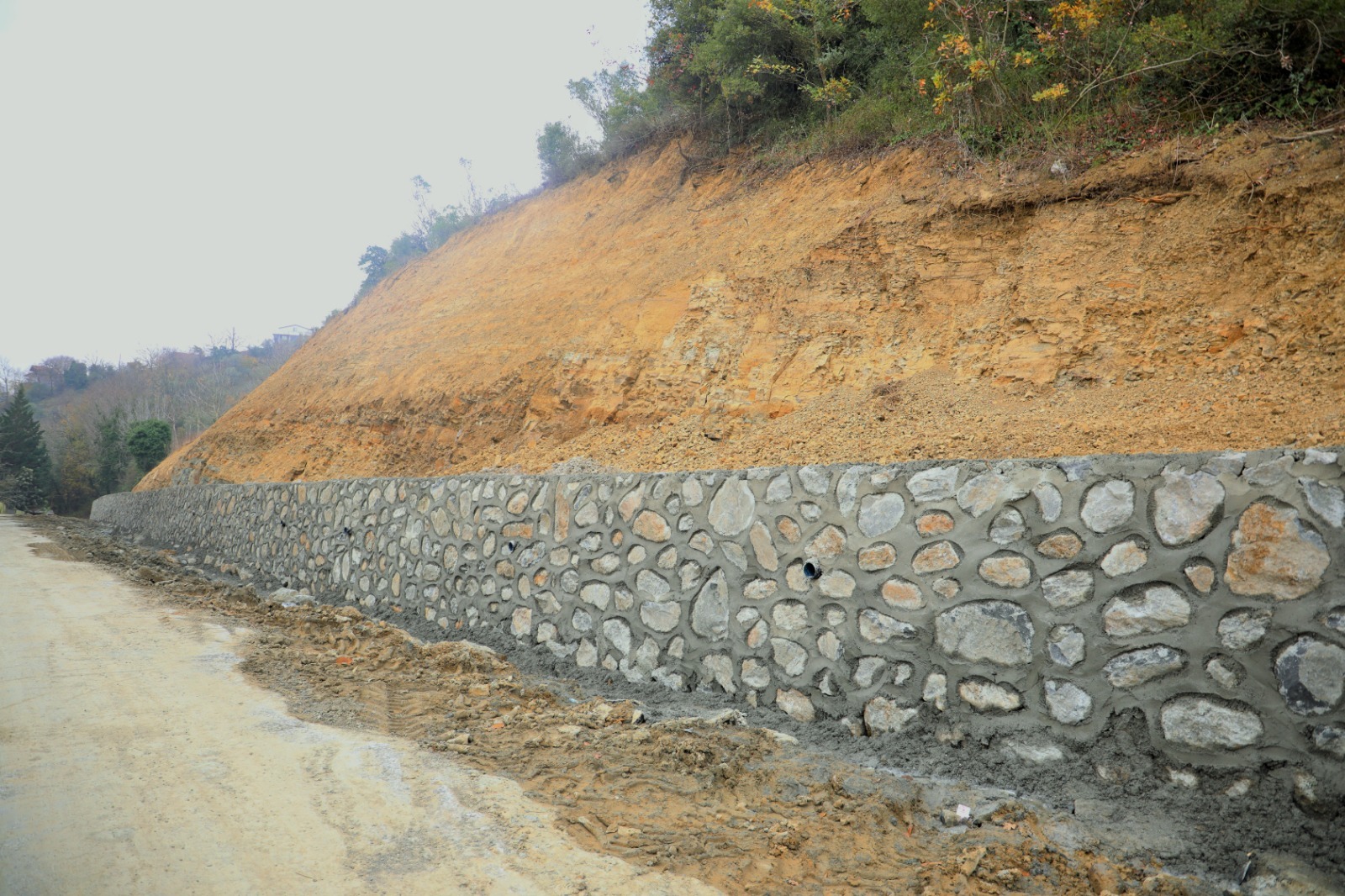 Izmit Belediyesi Gündogdu'da 100 metrelik istinat duvari insa etti (5)