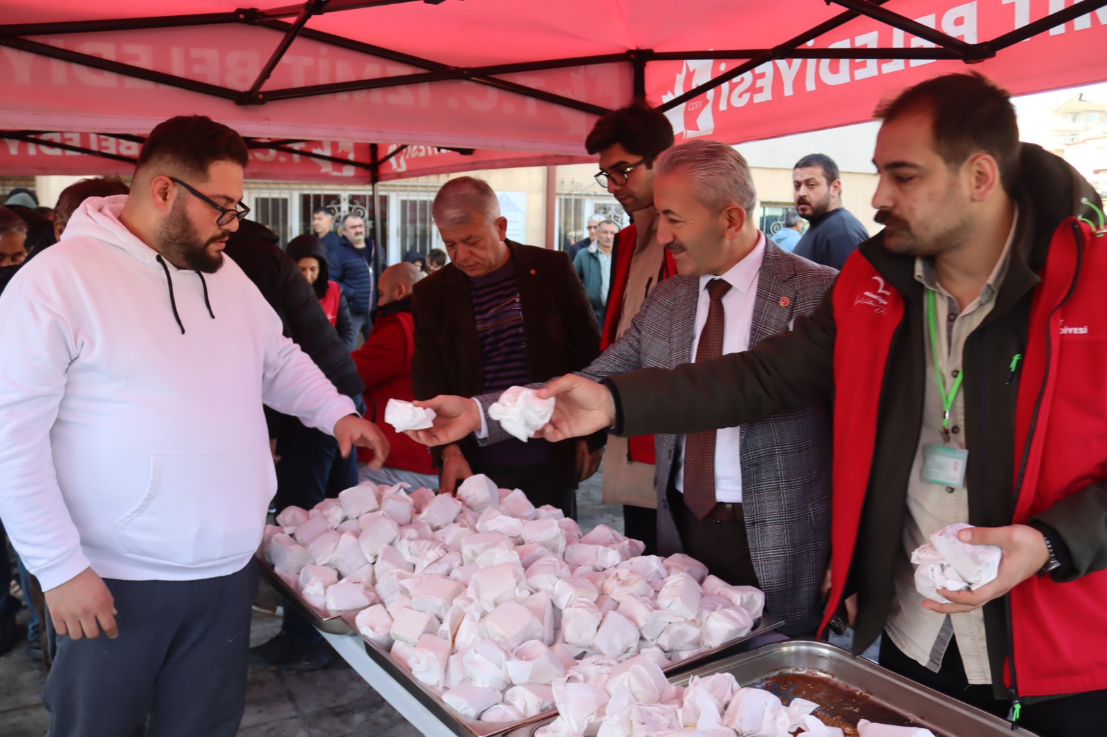 Izmit Belediyesi, Hayirsevenler Camii cemaati ile bulustu (3)