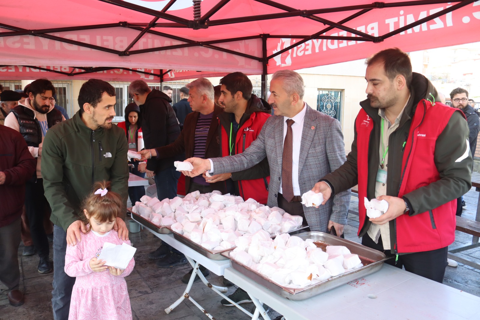 Izmit Belediyesi, Hayirsevenler Camii cemaati ile bulustu (7)