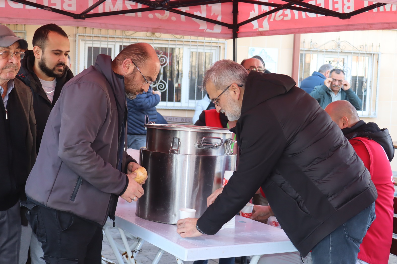 Izmit Belediyesi, Hayirsevenler Camii cemaati ile bulustu (9)