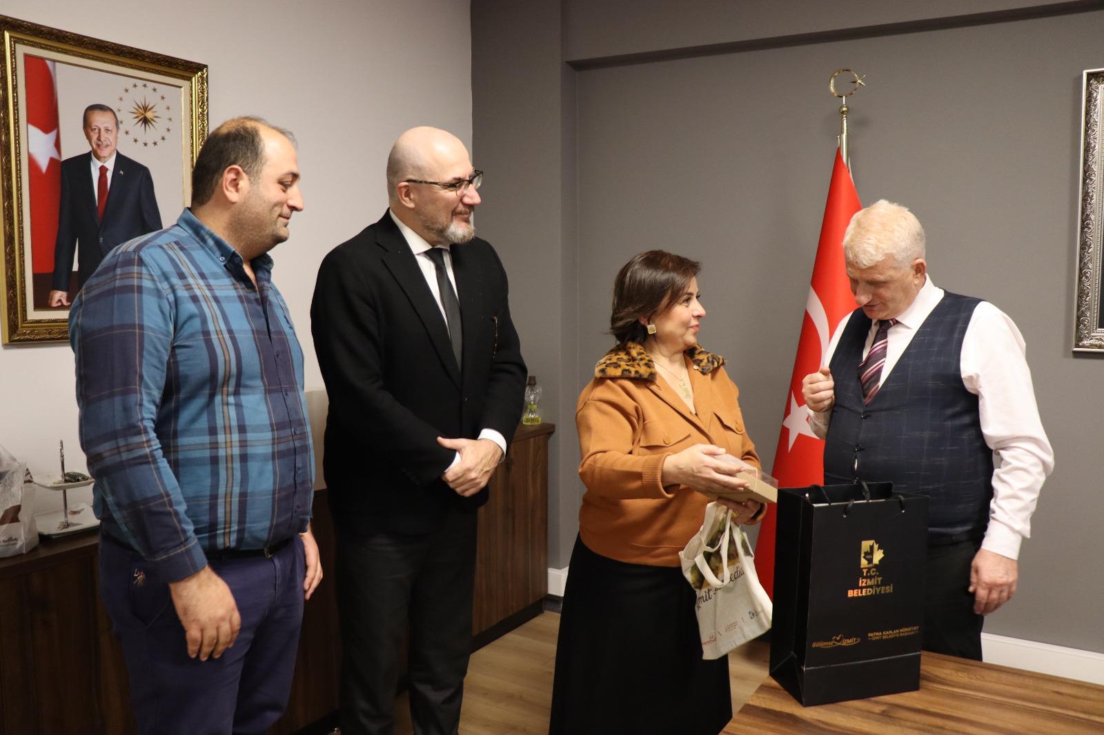 İzmit Belediyesi, Öğretmenler Günü dolayısıyla İlçe Milli Eğitim Müdürü’nü ziyaret etti (1)