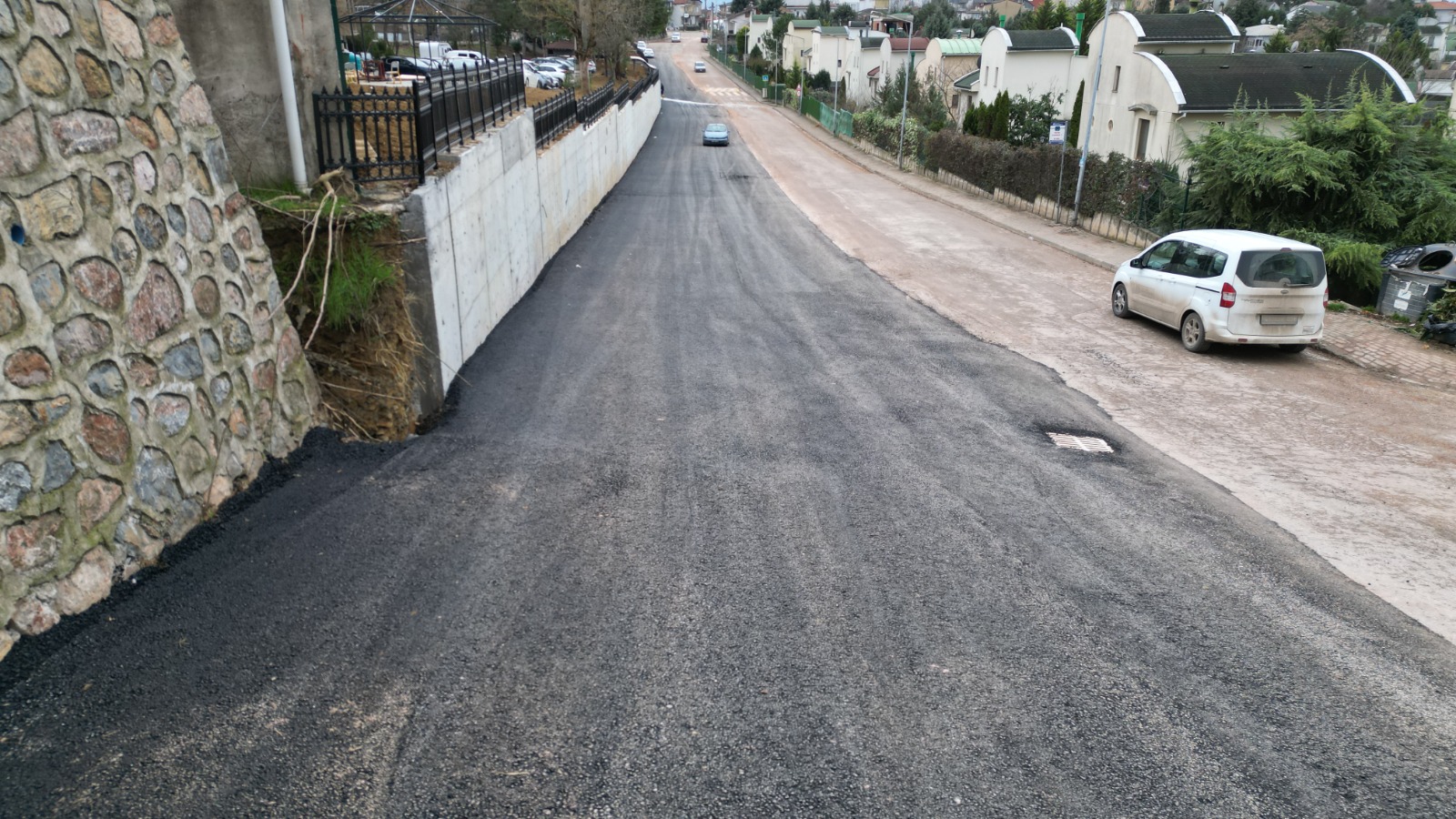 İzmit Belediyesi Tüysüzler’deki yol genişletme çalışmasını tamamladı (3)