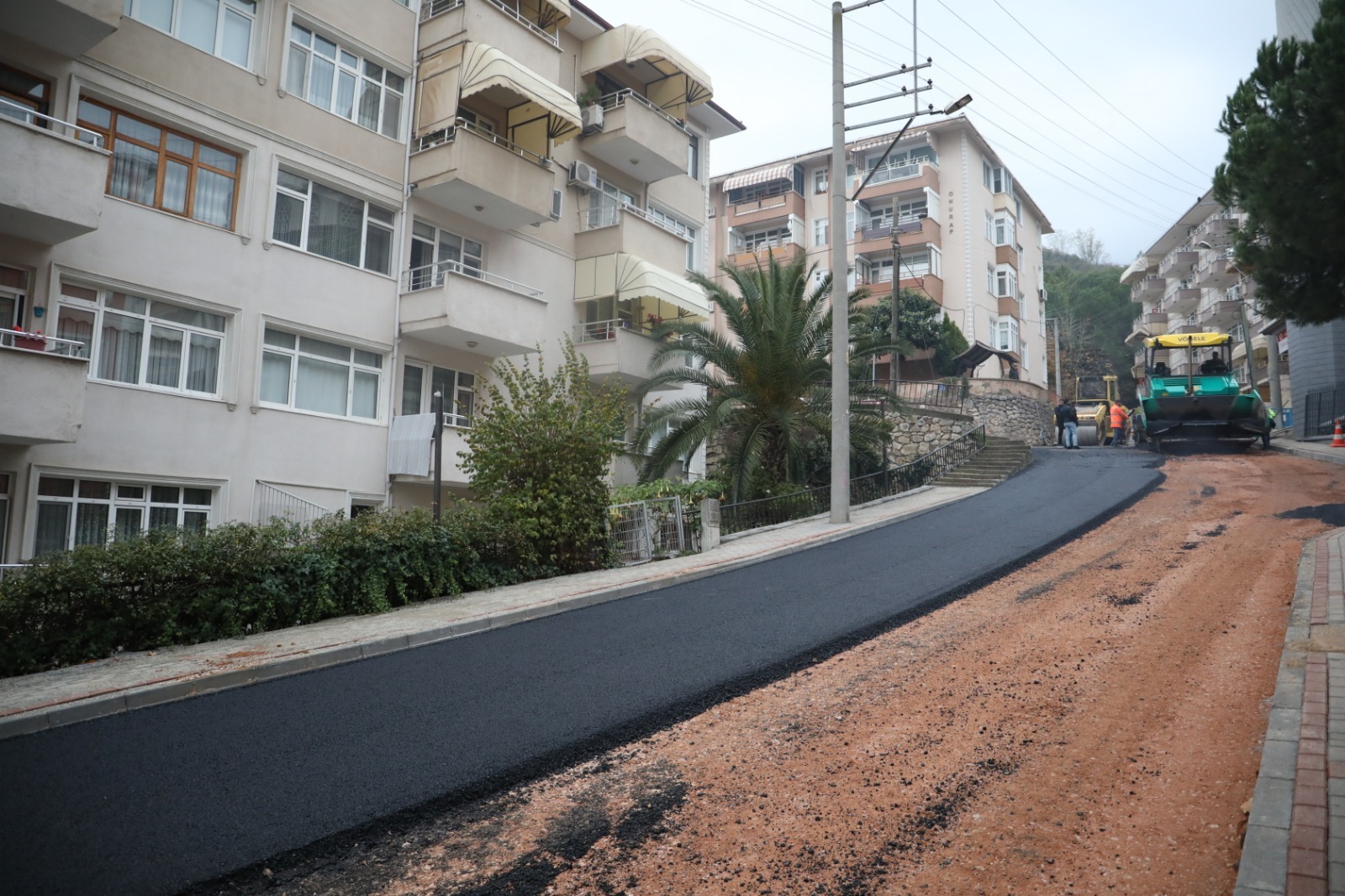 Izmit Belediyesi Yenimahalle'deki yol çalismasinda sona geldi (3)