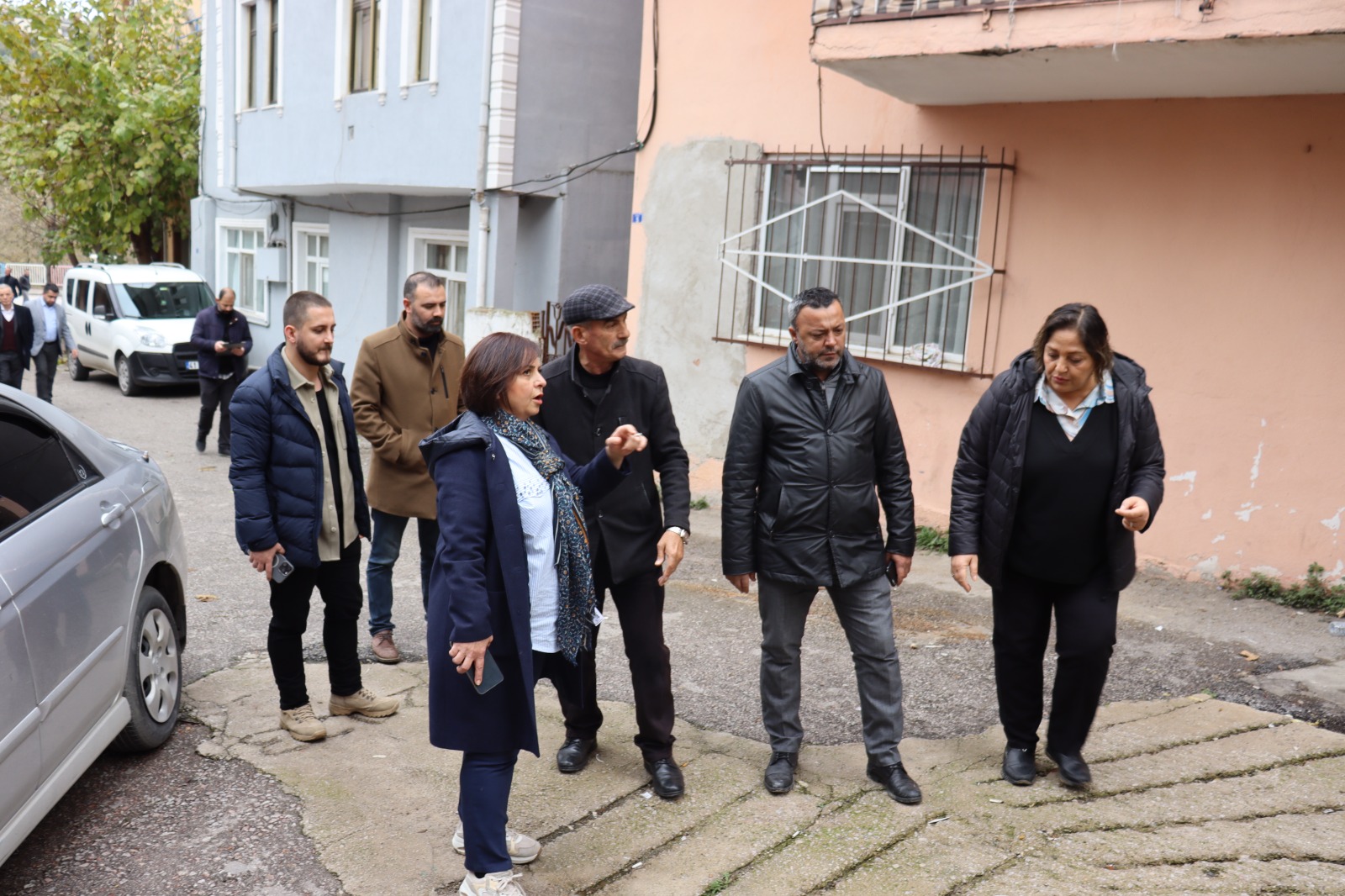 Izmit Belediyesi mahalledeki ihtiyaçlari yerinde tespite devam ediyor (1)
