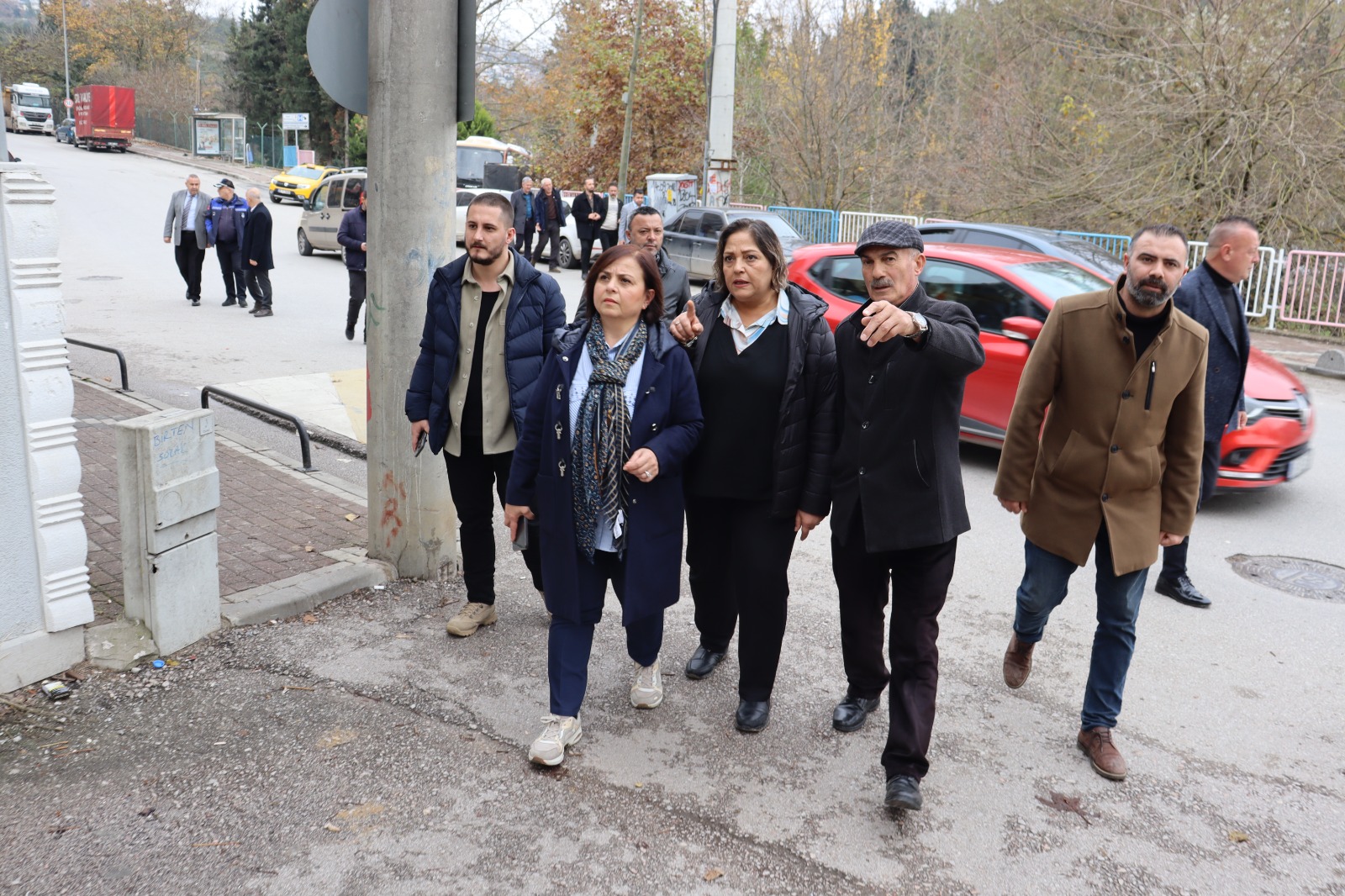 Izmit Belediyesi mahalledeki ihtiyaçlari yerinde tespite devam ediyor (2)