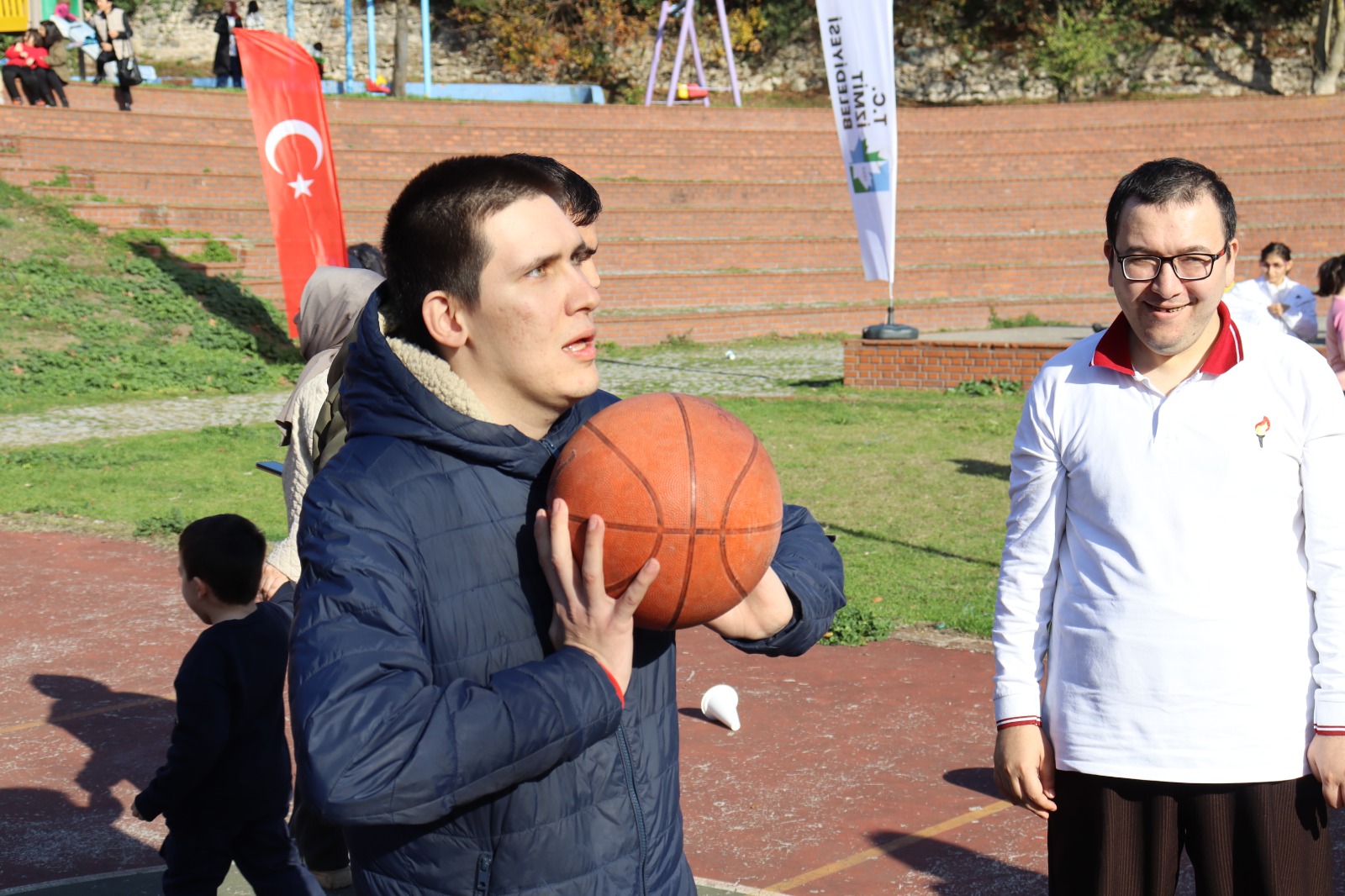 Izmit Belediyesinin engelleri asan günleri renkli Engelsiz Kis Piknigiyle basladi (6)