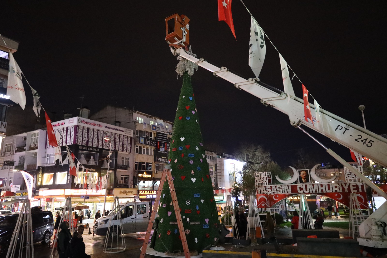 Izmit Belediyesinin klasiklesen devasa yilbasi agaci yerini aldi (2)