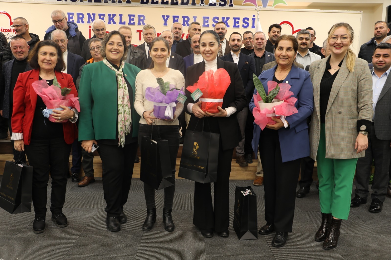 Kadinlara Çiçek Takdimi