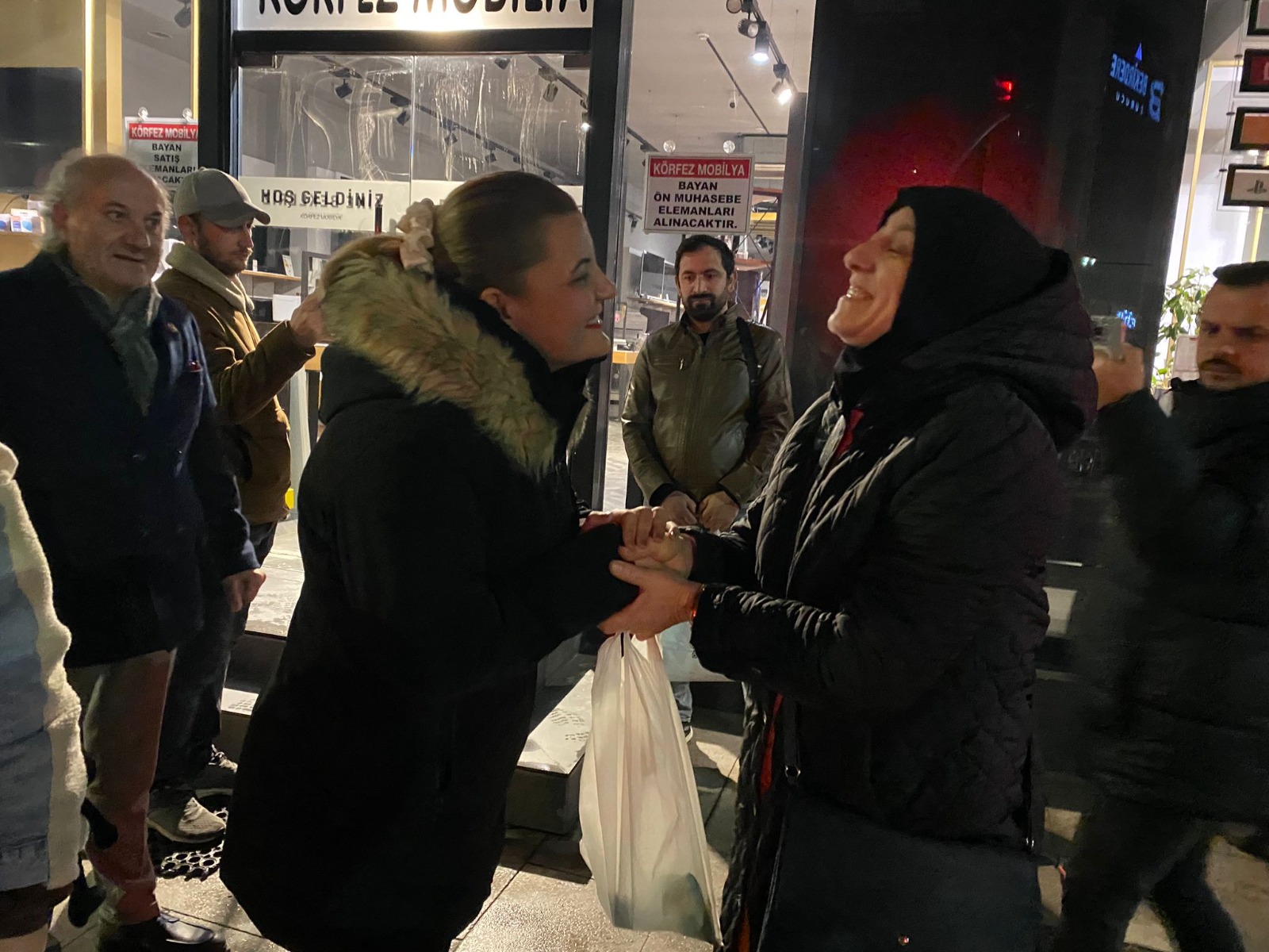 Baskan Hürriyet sadece seçim dönemi degil her zaman isçilerin yaninda oluyor (3)
