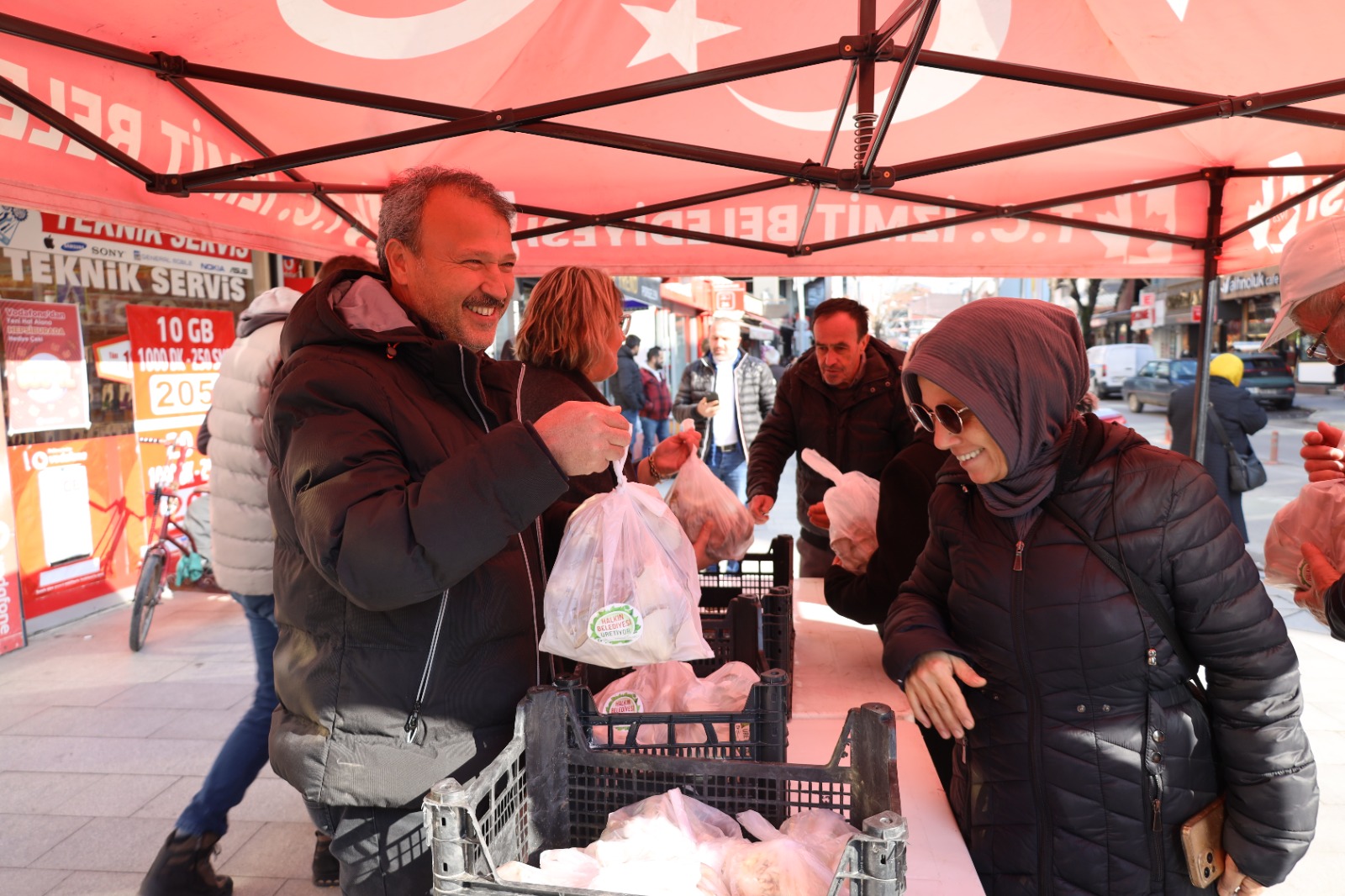 Halkın belediyesi İzmit Belediyesi, mantar dağıtımına devam ediyor (1)