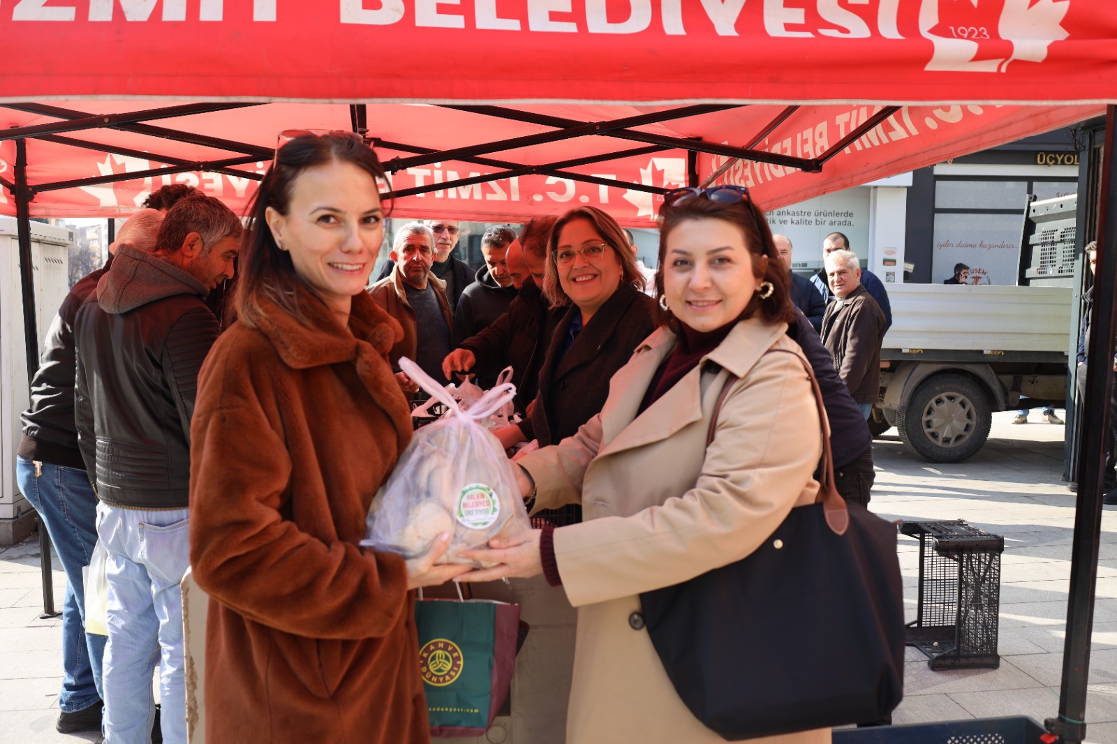 Halkın belediyesi İzmit Belediyesi, mantar dağıtımına devam ediyor (2)
