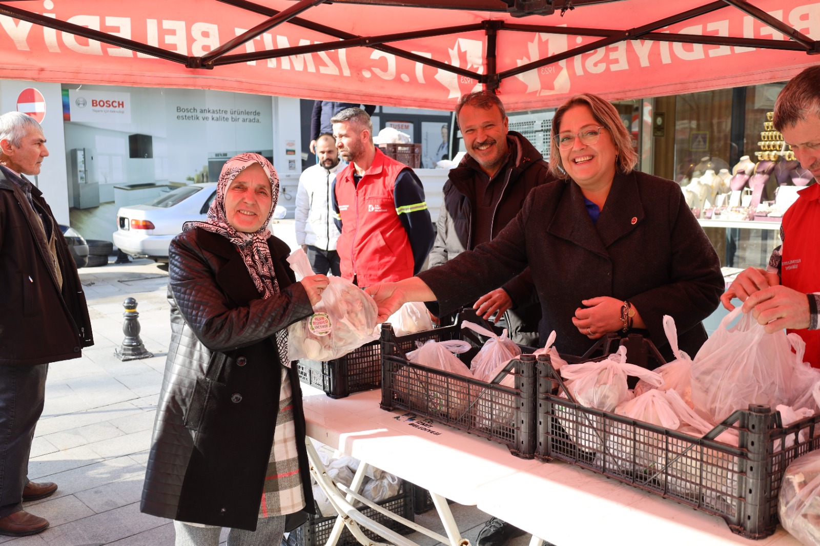 Halkın belediyesi İzmit Belediyesi, mantar dağıtımına devam ediyor (3)