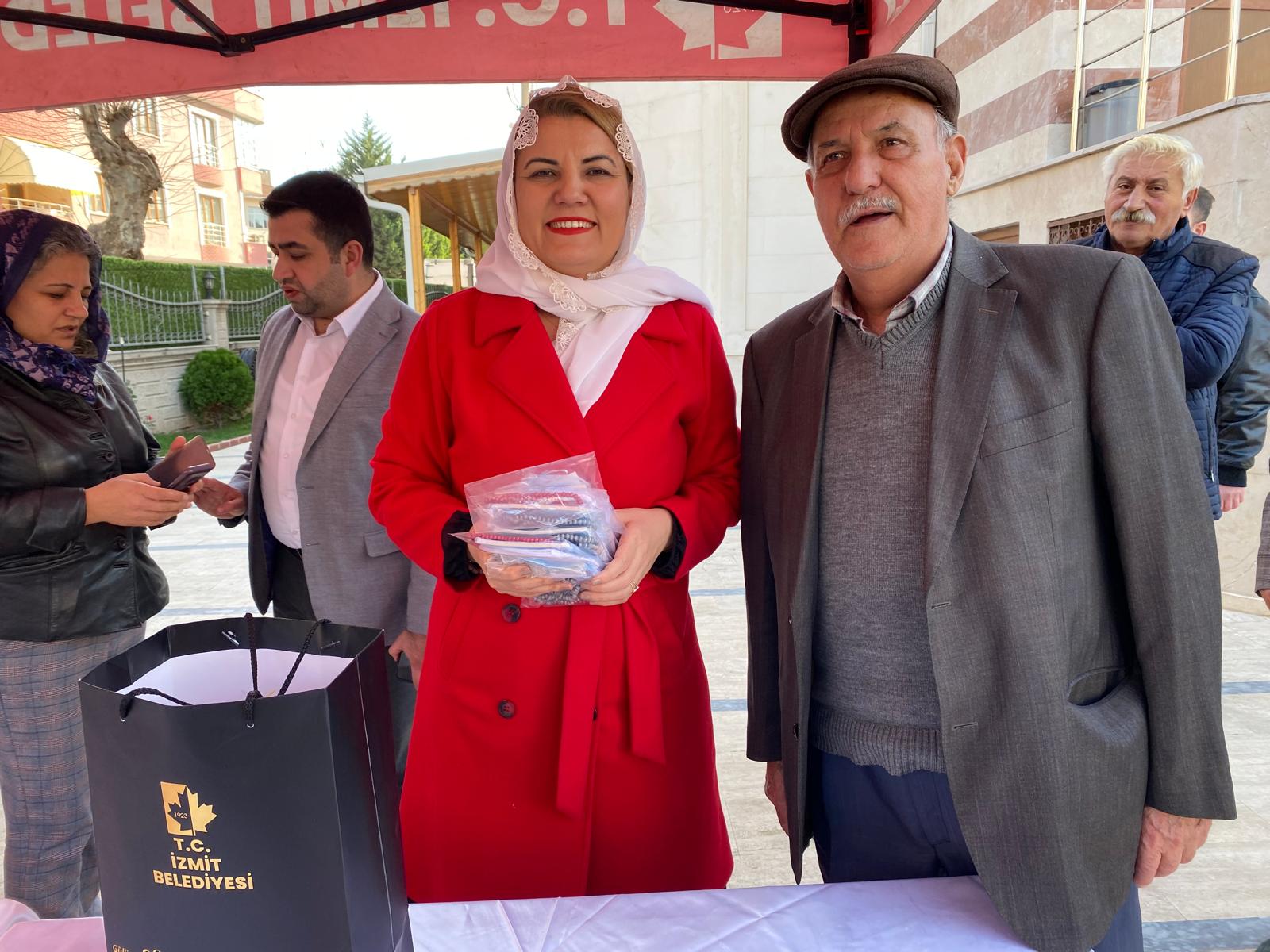 Hürriyet Cuma Namazi sonrasi Körfezli vatandaslarla bulustu (10)